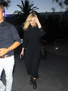 Elle Fanning feet photo thumbnail