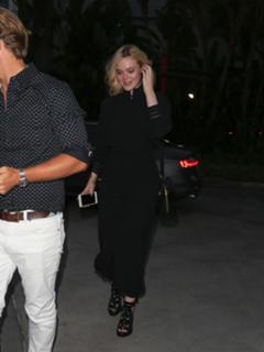 Elle Fanning feet photo thumbnail