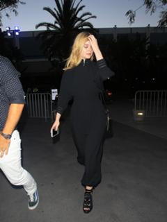 Elle Fanning feet photo thumbnail