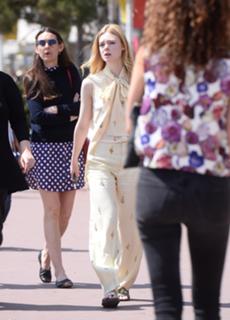 Elle Fanning feet photo thumbnail