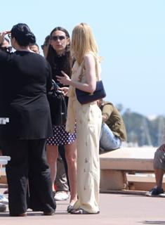 Elle Fanning feet photo thumbnail