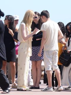 Elle Fanning feet photo thumbnail