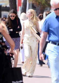 Elle Fanning feet photo thumbnail