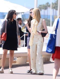 Elle Fanning feet photo thumbnail