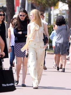 Elle Fanning feet photo thumbnail