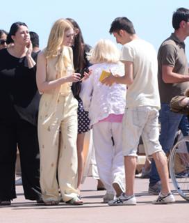 Elle Fanning feet photo thumbnail