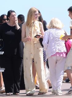Elle Fanning feet photo thumbnail