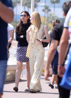 Elle Fanning feet photo thumbnail