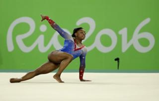 Simone Biles feet photo thumbnail