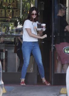 Lana Del Rey feet photo thumbnail