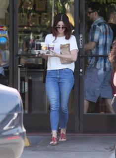 Lana Del Rey feet photo thumbnail