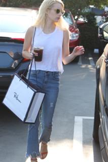 Emma Roberts feet photo thumbnail