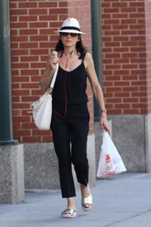 Julianna Margulies feet photo thumbnail