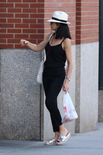 Julianna Margulies feet photo thumbnail