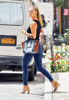 Nina Agdal feet photo thumbnail