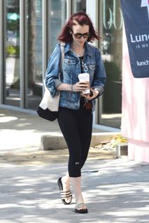 Lily Collins feet photo thumbnail