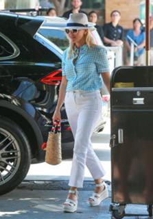 Reese Witherspoon feet photo thumbnail