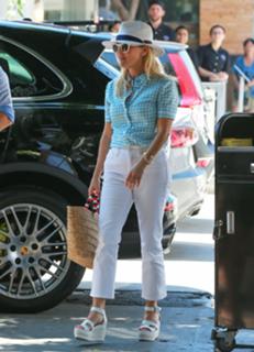 Reese Witherspoon feet photo thumbnail