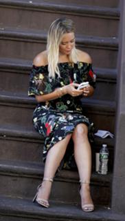 Hilary Duff feet photo thumbnail