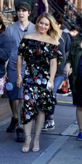 Hilary Duff feet photo thumbnail