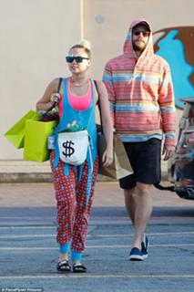 Miley Cyrus feet photo thumbnail