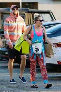 Miley Cyrus feet photo thumbnail