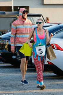 Miley Cyrus feet photo thumbnail