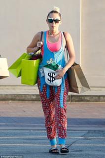 Miley Cyrus feet photo thumbnail