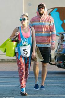 Miley Cyrus feet photo thumbnail
