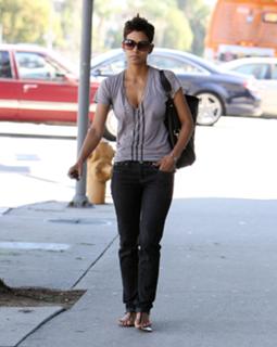 Halle Berry feet photo thumbnail
