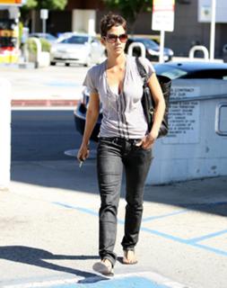 Halle Berry feet photo thumbnail
