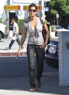 Halle Berry feet photo thumbnail