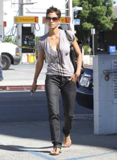 Halle Berry feet photo thumbnail