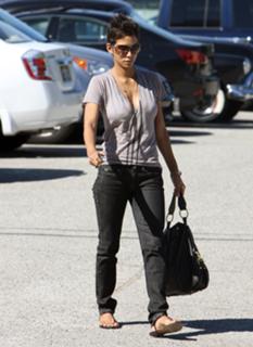 Halle Berry feet photo thumbnail