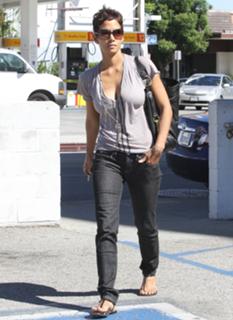 Halle Berry feet photo thumbnail