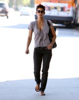 Halle Berry feet photo thumbnail
