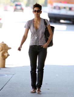 Halle Berry feet photo thumbnail