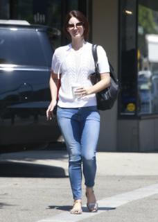 Lana Del Rey feet photo thumbnail