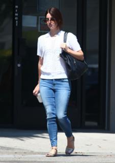 Lana Del Rey feet photo thumbnail