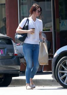 Lana Del Rey feet photo thumbnail