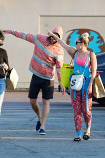 Miley Cyrus feet photo thumbnail