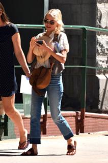 Naomi Watts feet photo thumbnail