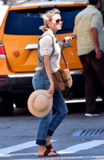 Naomi Watts feet photo thumbnail