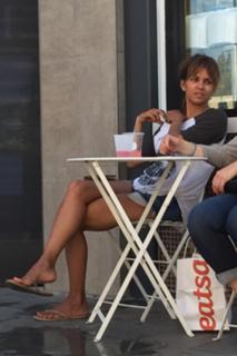 Halle Berry feet photo thumbnail
