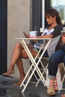 Halle Berry feet photo thumbnail