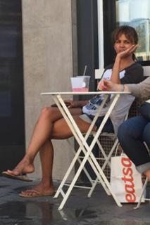 Halle Berry feet photo thumbnail