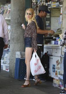 Emma Roberts feet photo thumbnail