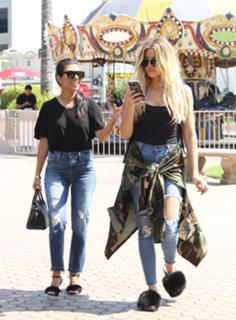 Khloé Kardashian feet photo thumbnail