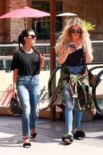 Khloé Kardashian feet photo thumbnail