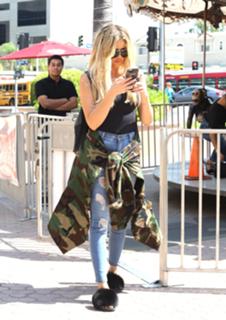 Khloé Kardashian feet photo thumbnail